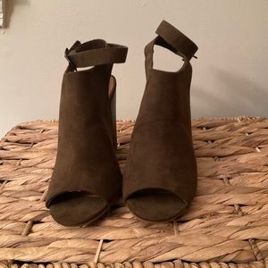 Bamboo Suede Olive heels with ankle wrap straps